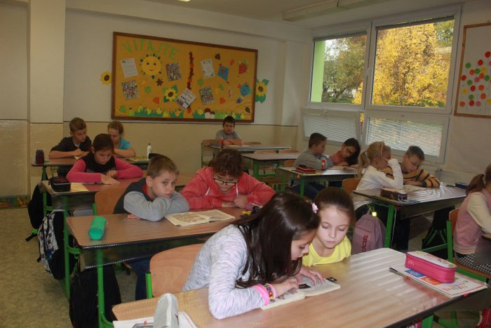 Ilustračný obrázok k článku V triedach na ZŠ Kudlovskej sa ozval školský rozhlas: Slovo si vzal moderátor a toto sa začalo! FOTO