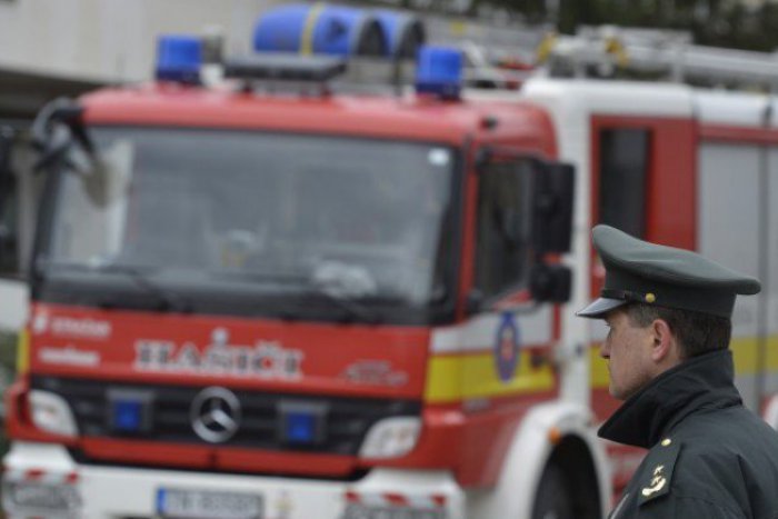 Ilustračný obrázok k článku Bratislavskí hasiči zasahovali pri požiari troch skladov v Prievoze