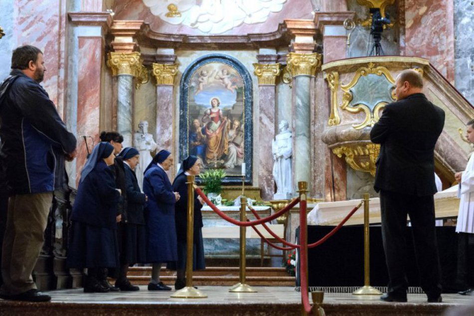 Ilustračný obrázok k článku FOTO: Telesné pozostatky kardinála Korca sú už v Katedrále svätého Emeráma