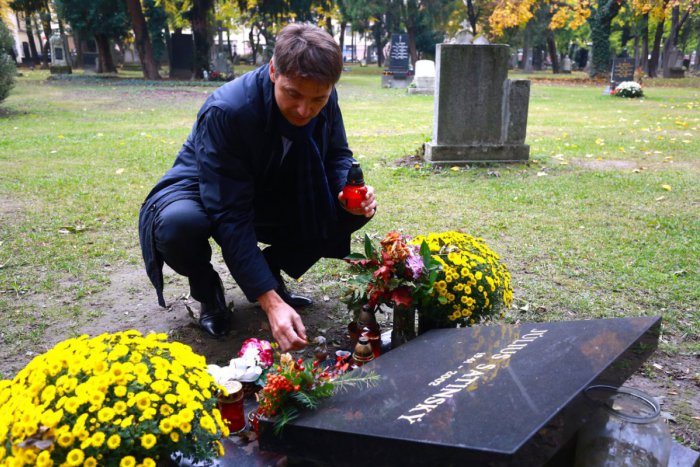 Ilustračný obrázok k článku Na bratislavských cintorínoch sa už rozhoreli prvé „dušičkové“ sviečky, Pamiatku zosnulých si prišiel uctiť aj primátor Ivo Nesrovnal