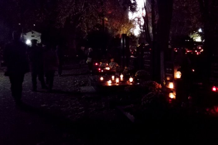 Ilustračný obrázok k článku OBRAZOM: Atmosféra na cintoríne v Slávičom údolí v predvečer Sviatku všetkých svätých