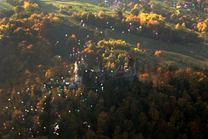 Ilustračný obrázok k článku Kto nevedel o čo ide, nestačil sa čudovať: Nad dedinkou odrazu vzlietli stovky balónov, útok na rekord! FOTO