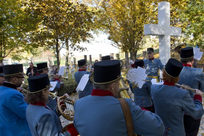 Ilustračný obrázok k článku Na vojenskom cintoríne v Petržalke sa konala pietna spomienka padlým vojakom v 1. svetovej vojne. Uctili si ich veľvyslanci aj občania