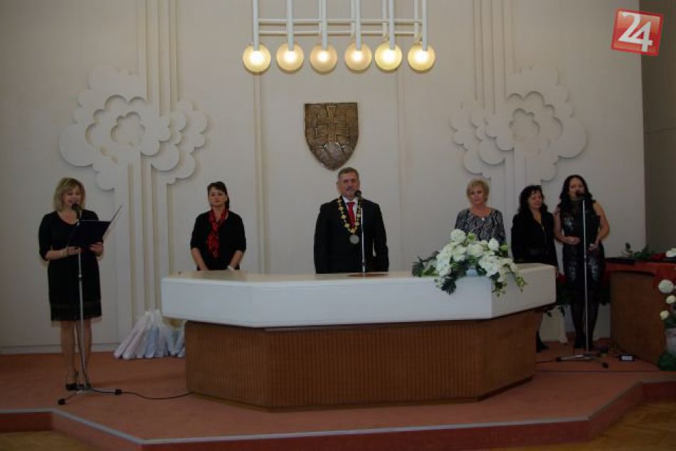 Ilustračný obrázok k článku Obradná sieň praskala vo švíkoch: Primátor si uctil michalovských jubilantov aj s prekvapením, FOTO