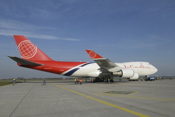 Ilustračný obrázok k článku Na bratislavskom letisku pristálo jedno z najväčších lietadiel na svete