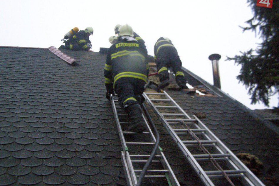 Ilustračný obrázok k článku Požiar v chatovej oblasti Poľnohospodár: Hasiči v akcii, strecha v plameňoch. FOTO