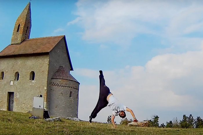 Ilustračný obrázok k článku Akrobatické kúsky v novom videu: Freerunner Martin stále udivuje!