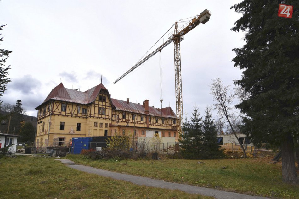 Ilustračný obrázok k článku Rekonštrukcia najstaršieho hotela v Tatrách napreduje: Vzácnej budove vracajú jej historickú hodnotu!