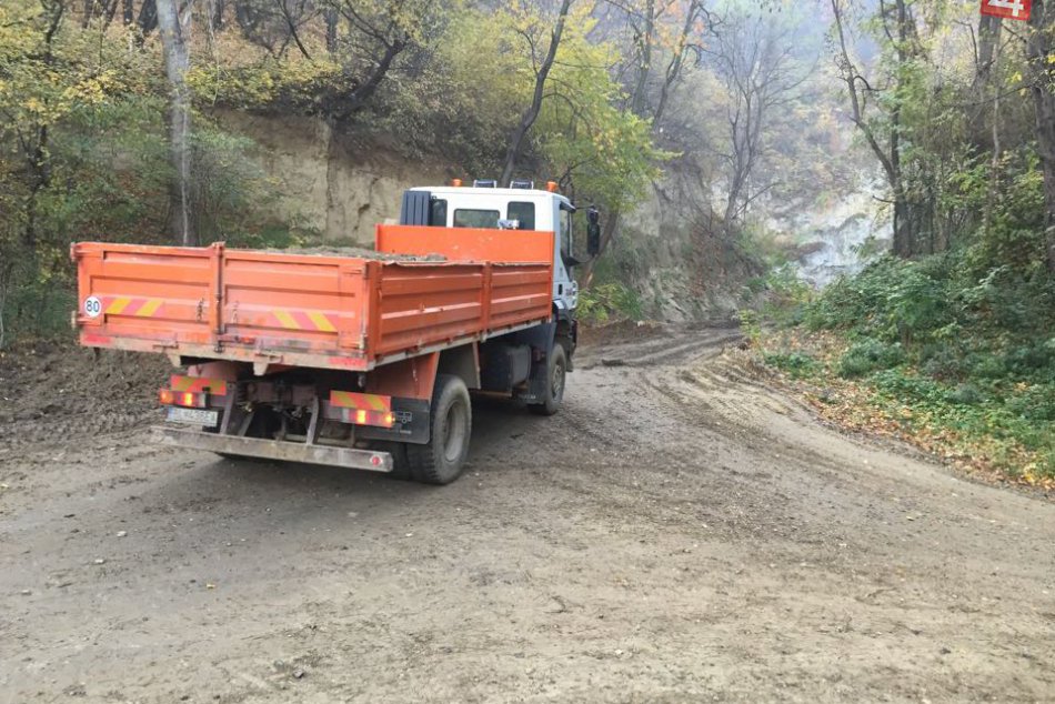 Ilustračný obrázok k článku Ľudí z obcí v okrese obťažujú nákladiaky s kameňom: Vozia ho pre vznikajúcu automobilku v Nitre