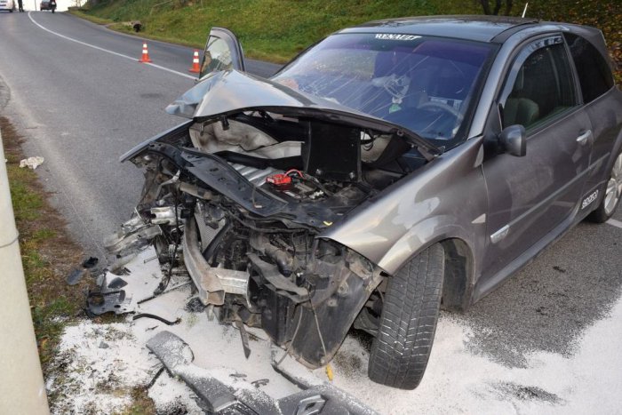 Ilustračný obrázok k článku S autom zišiel z cesty a vrazil do stĺpov: Zranené spolujazdkyne a škoda za tisíce eur!