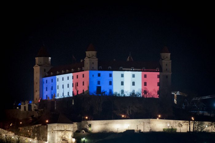 Ilustračný obrázok k článku Bratislavský hrad rozsvietia vo farbách Francúzska, u prezidenta stiahli vlajky na pol žrde