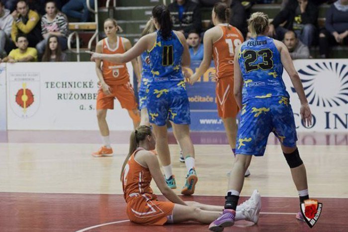 Ilustračný obrázok k článku Koniareň zažila ťažkú prehru domácich basketbalistiek s Piešťanskými Čajkami