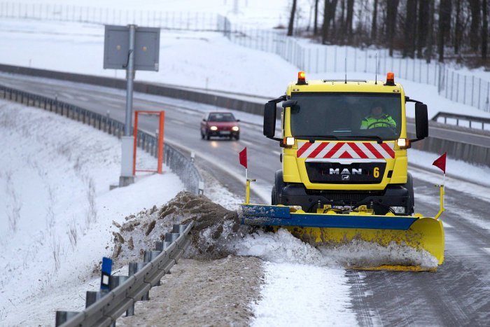 Ilustračný obrázok k článku Zima už klope na dvere: TOTO všetko je pripravené na boj so snehom na R1-tke pri Moravciach