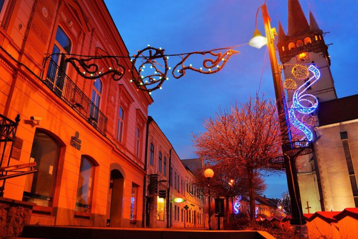 Ilustračný obrázok k článku Ovládne nás atmosféra najkrajších sviatkov roka: Už je jasné, kedy sa Prešov rozsvieti vianočným osvetlením!