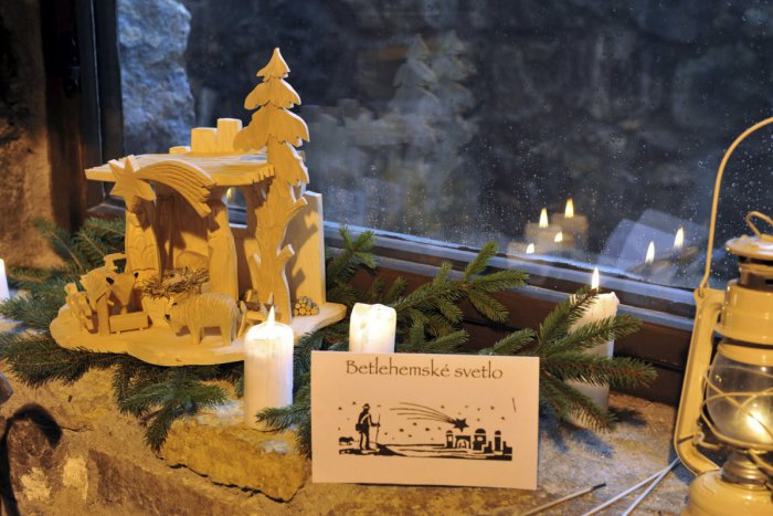 Ilustračný obrázok k článku Betlehemské svetlo pre každého: Na Vianoce príde aj do Bardejova, pozrite kedy