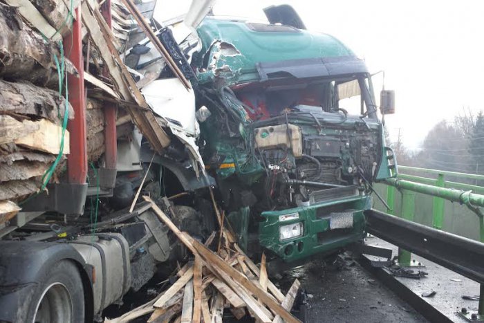 Ilustračný obrázok k článku FOTO priamo z miesta: Nehoda dvoch kamiónov a osobného auta v Žiline, 6 ľudí zranených!