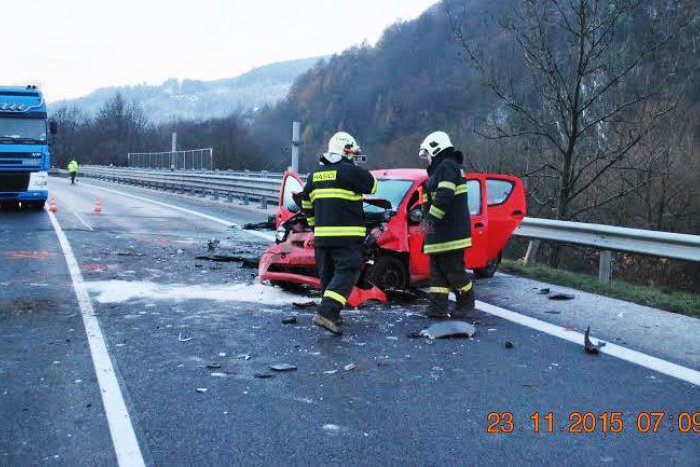 Ilustračný obrázok k článku Vážna kolízia troch áut a kamiónu: Záchranári a hasiči v akcii, viacero zranených! FOTO