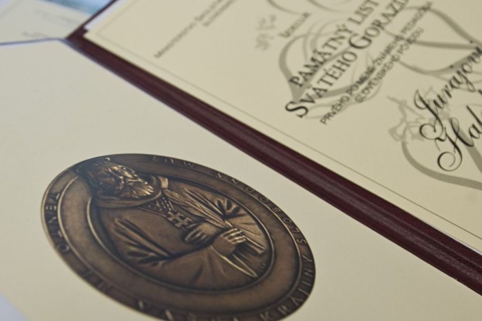 Ilustračný obrázok k článku Výnimočný úspech šalianskej gymnazistky: Liliana získala najvyššie študentské ocenenie