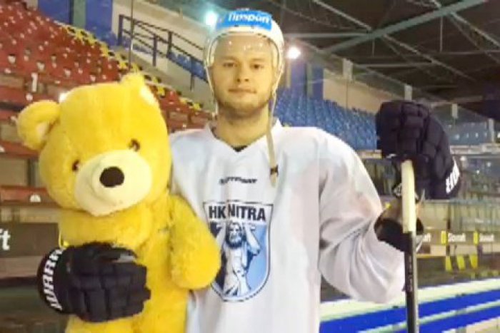 Ilustračný obrázok k článku Plyšové medvedíky poletia na ľad: TOTO sú detaily milej hokejovej akcie, pozýva aj hokejista Rado Macík!