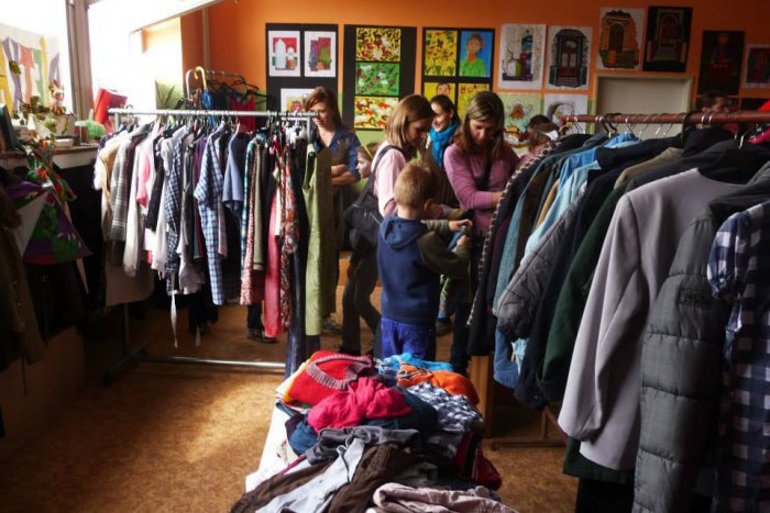 Ilustračný obrázok k článku Možnosť pomôcť iným: V Zlatých Moravciach sa organizuje zbierka šatstva