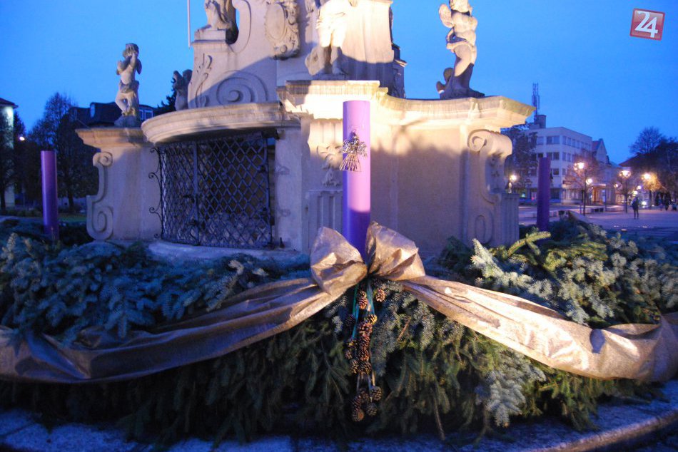Ilustračný obrázok k článku Čaro adventu: Novozámocký adventný veniec bol posvätený, zažala sa prvá svieca. FOTO, VIDEO