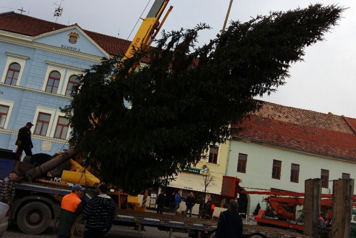 Ilustračný obrázok k článku FOTO a VIDEO: Námestie už zdobí vianočný stromček!