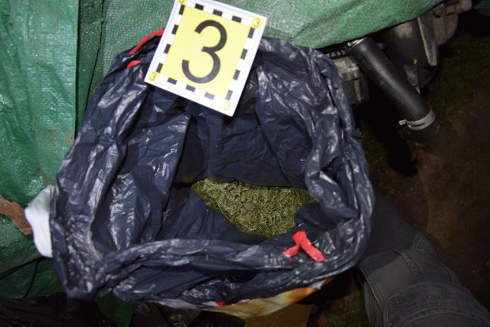 Ilustračný obrázok k článku Policajti našli drogy za 13 tisíc eur: Miro (43) z Lučenca vo veľkom maléri! FOTO z domových prehliadok