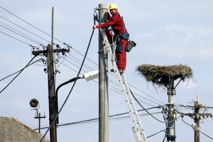 Ilustračný obrázok k článku V najbližších dňoch rátajte s odstávkami elektriny: Ktoré lokality a kedy budú v Topoľčanoch bez prúdu?