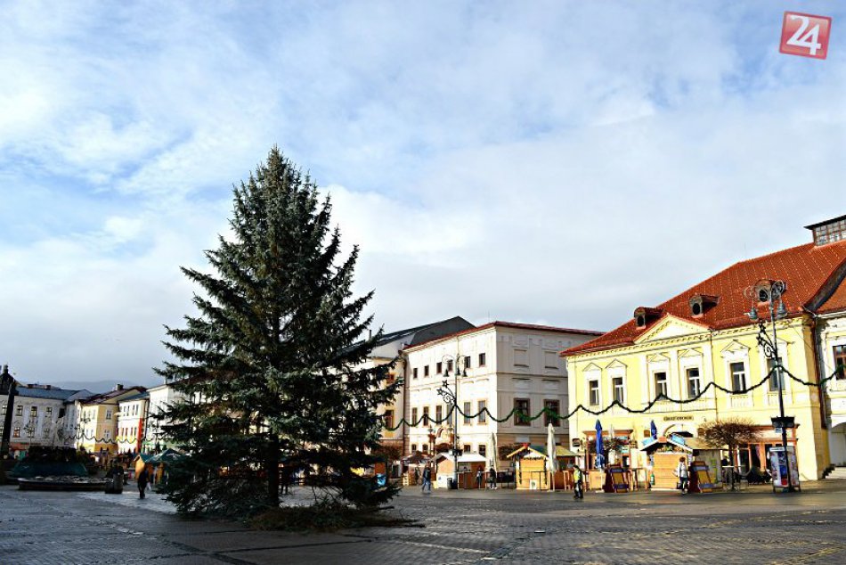 Ilustračný obrázok k článku Obľúbené sviatky sa nezadržateľne blížia: Na bystrickom námestí už stojí vianočný stromček!