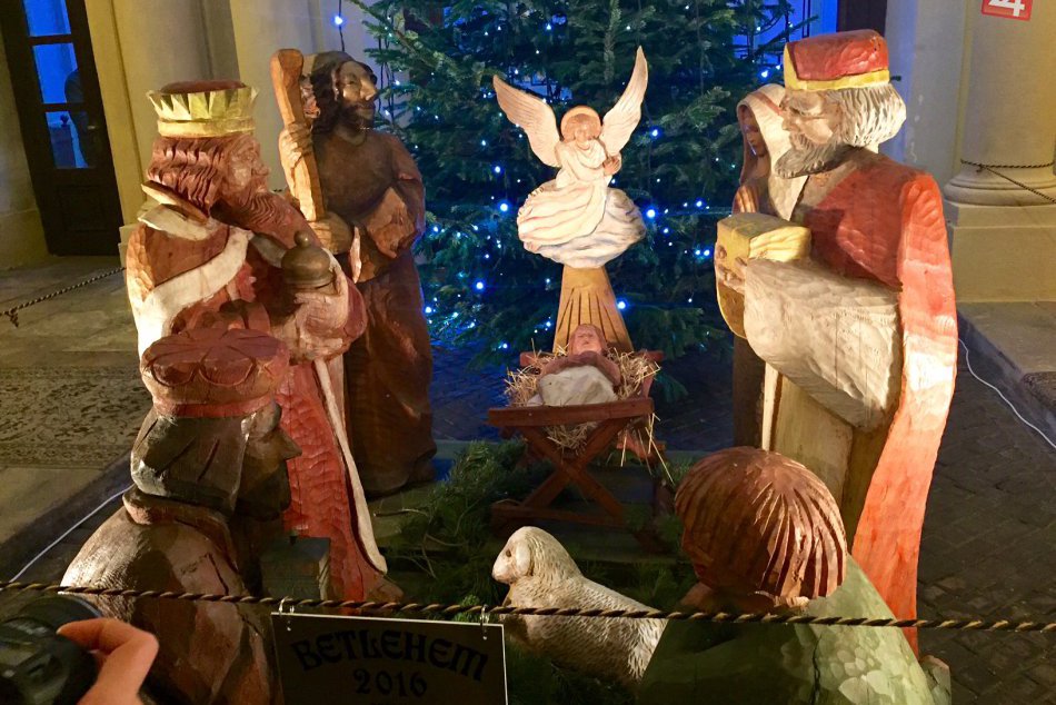 Ilustračný obrázok k článku Vianočnou atmosférou ožil už aj Primaciálny palác. Arcibiskup Zvolenský tu požehnal symboly Vianoc
