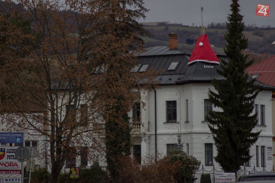 Ilustračný obrázok k článku Bystričania idú po ulici a len tak dvíhajú hlavy hore: Na streche domu sa zjavila megamikulášska čiapka!