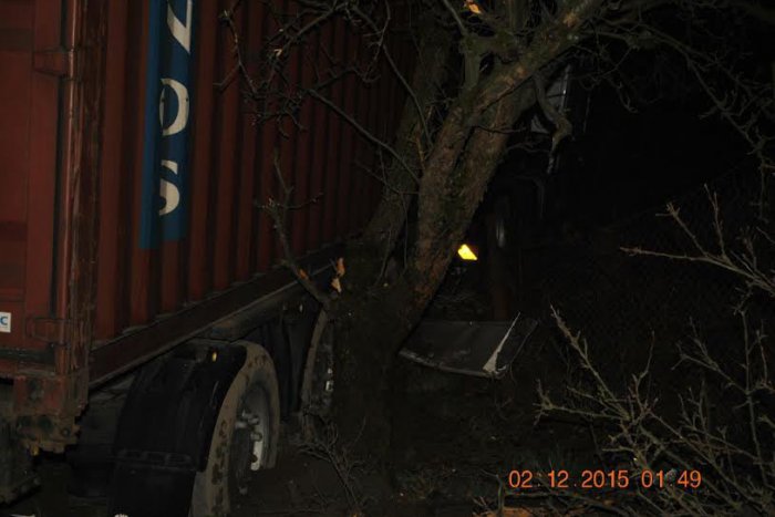 Ilustračný obrázok k článku Neďaleko Žiliny havaroval kamión: Vodič v šoku, porozhadzované drevo a rozrytá záhrada! FOTO