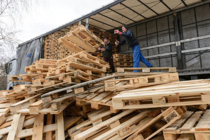 Ilustračný obrázok k článku Colný úrad v Nitre ponúka zadarmo drevené palety na humanitárne účely