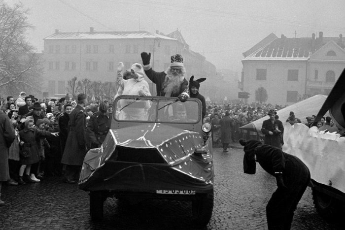 Ilustračný obrázok k článku Vianoce v Žiline na archívnych ZÁBEROCH: Spomínate si ešte, ako sme vítali Deda Mráza na námestí?