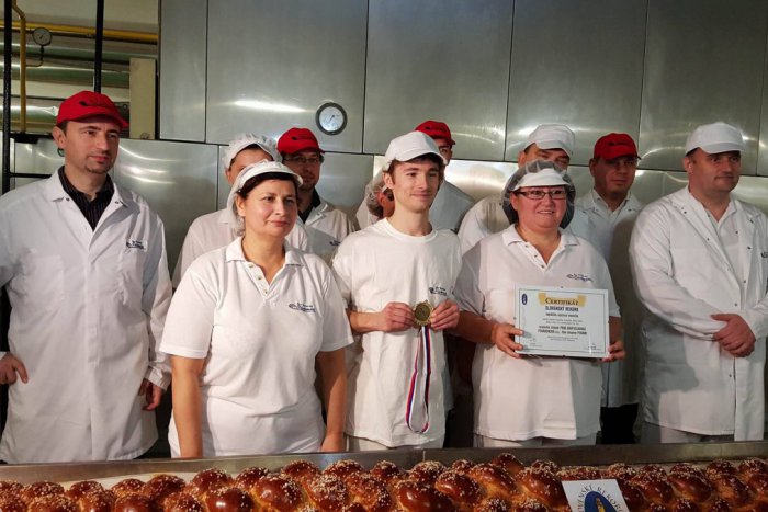 Ilustračný obrázok k článku Petržalským pekárom sa podaril slovenský rekord s desať metrovou vianočkou