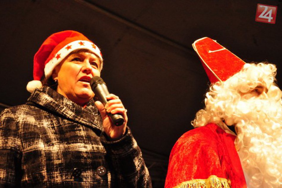 Ilustračný obrázok k článku Vianočná dedinka už naplno dýcha sviatočnou atmosférou: Stromček vo Zvolene rozsvietili čarovnou formulkou