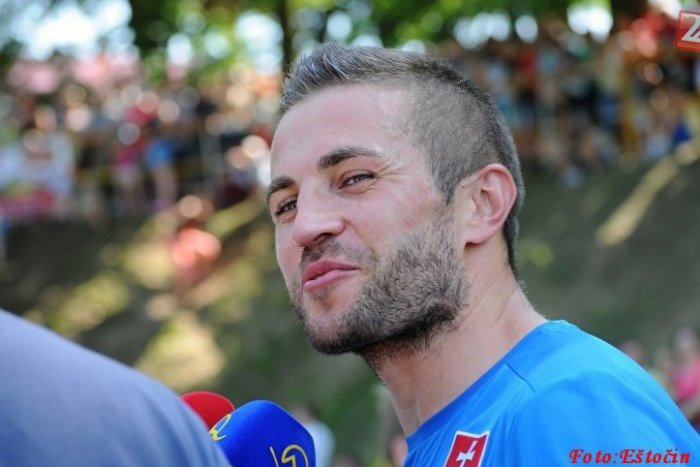 Ilustračný obrázok k článku Úspešný futbalový kanonier aj hudobníci známych kapiel: Aha, kto kedysi dral lavice na prešovskej Obchodnej akadémii!