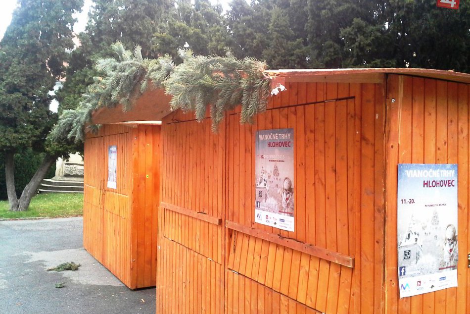 Ilustračný obrázok k článku Prvé FOTO z vianočných trhov v Hlohovci: Stánky postupne pribúdajú, pozrite kde všade!