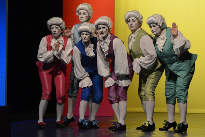 Ilustračný obrázok k článku Tešte sa na novú hru v Divadle Alexandra Duchnoviča: Komédia, kde muži hrajú ženy a ženy mužov
