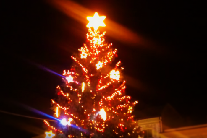 Ilustračný obrázok k článku FOTO: Prešovčanom už sviatočnú náladu dodáva vysoký krásavec. V centre mesta rozsvietili vianočný stromček!