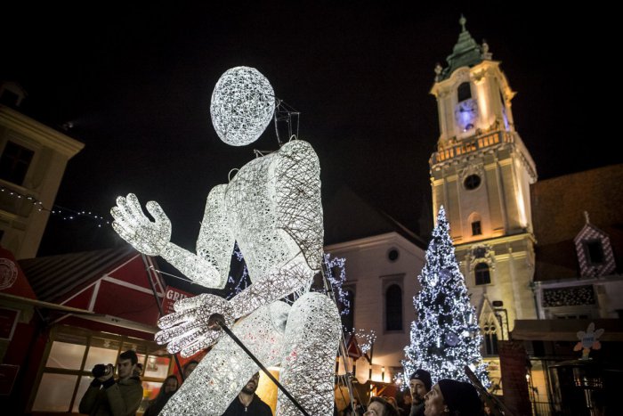 Ilustračný obrázok k článku Centrum Bratislavy rozžiarila najväčšia pohyblivá figurína na svete
