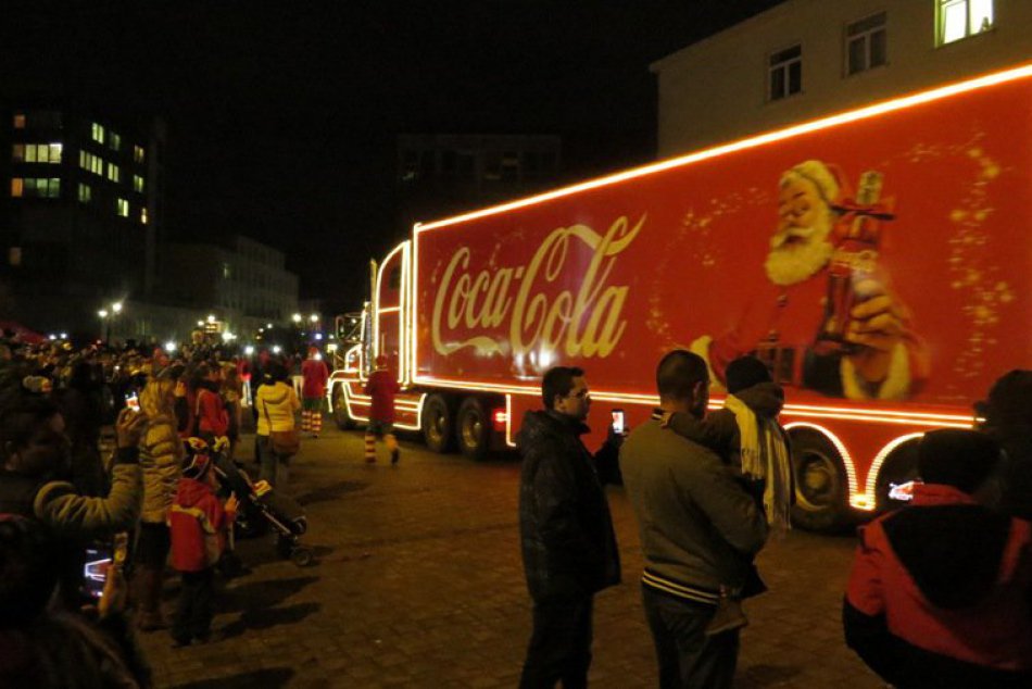 Ilustračný obrázok k článku Zaplnené námestie: Santa prišiel do Michaloviec na kamióne, deti nevychádzali z údivu! FOTO a VIDEO