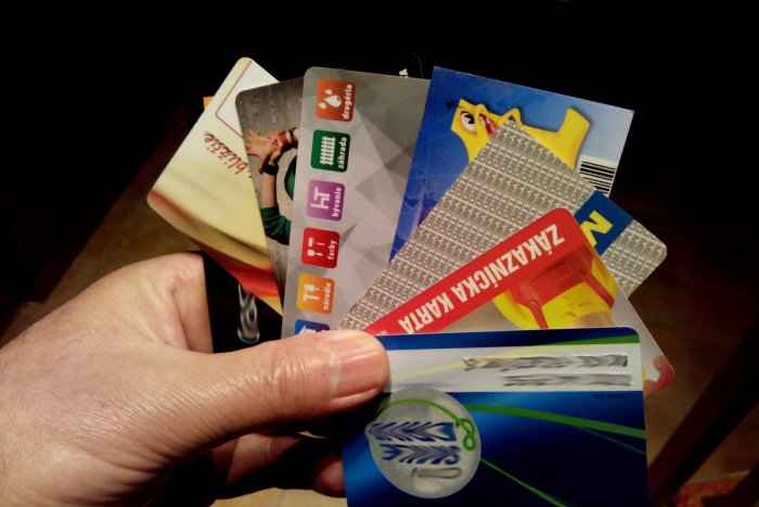 Ilustračný obrázok k článku Preplneným peňaženkám odzvonilo: Stačí vám jedna vernostná karta a výhody čerpáte všade