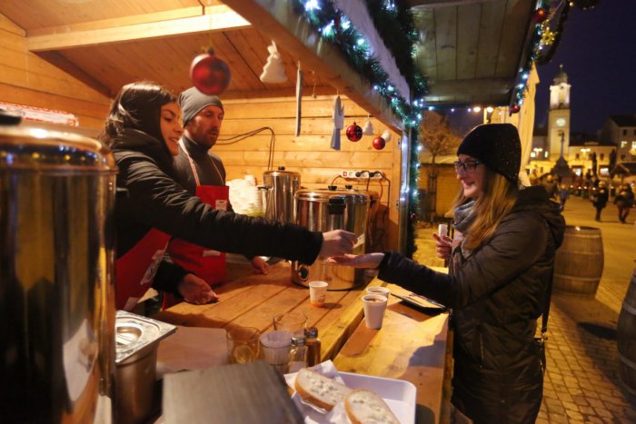 Ilustračný obrázok k článku Na vianočných trhoch lákajú punč aj klobásky: Koľko zacvakáte za dobroty na námestí?