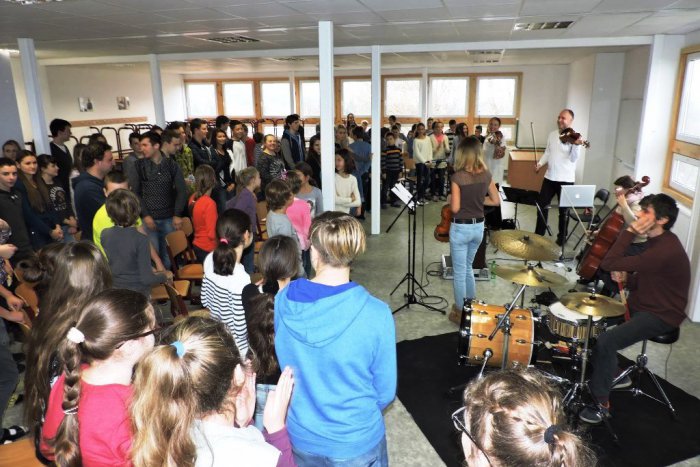 Ilustračný obrázok k článku FOTO z výchovného koncertu, ktorý mal grády: Lučenskí gymnazisti si vypočuli netradičnú zmes klasiky a popu