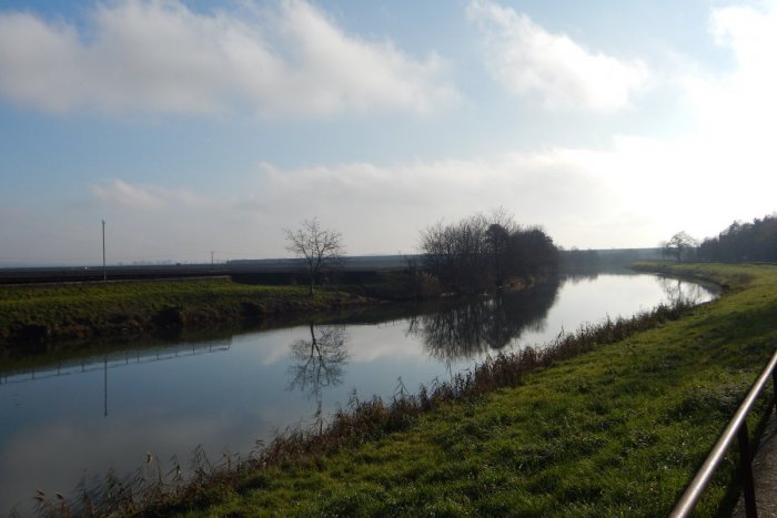 Ilustračný obrázok k článku Takmer 6 kilometrová hrádza na rieke Nitra: Pred veľkou vodou ochráni aj Jaguar