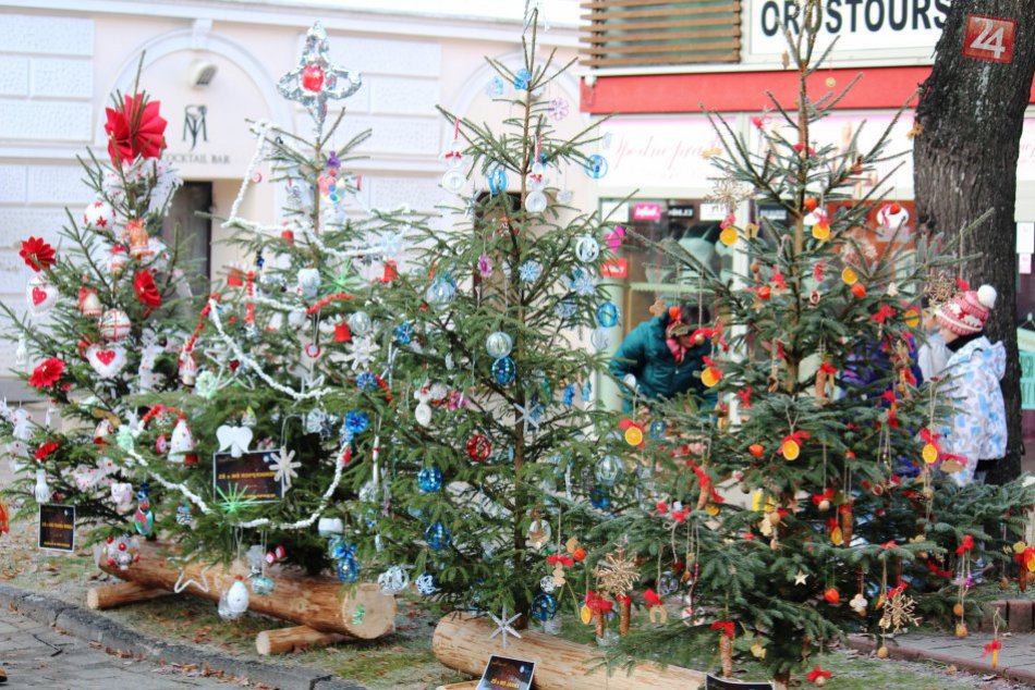 Ilustračný obrázok k článku Popradské centrum opäť plné detských vianočných stromčekov: Bude tam aj ten váš?