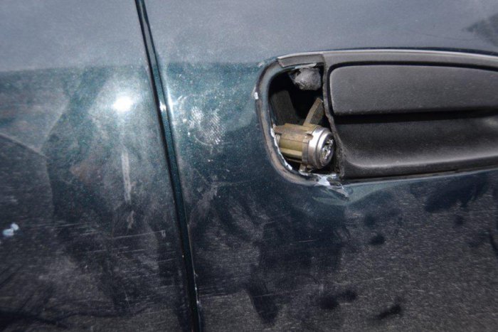 Ilustračný obrázok k článku Neznámy páchateľ poškodil vo Vrakuni štyri zaparkované autá