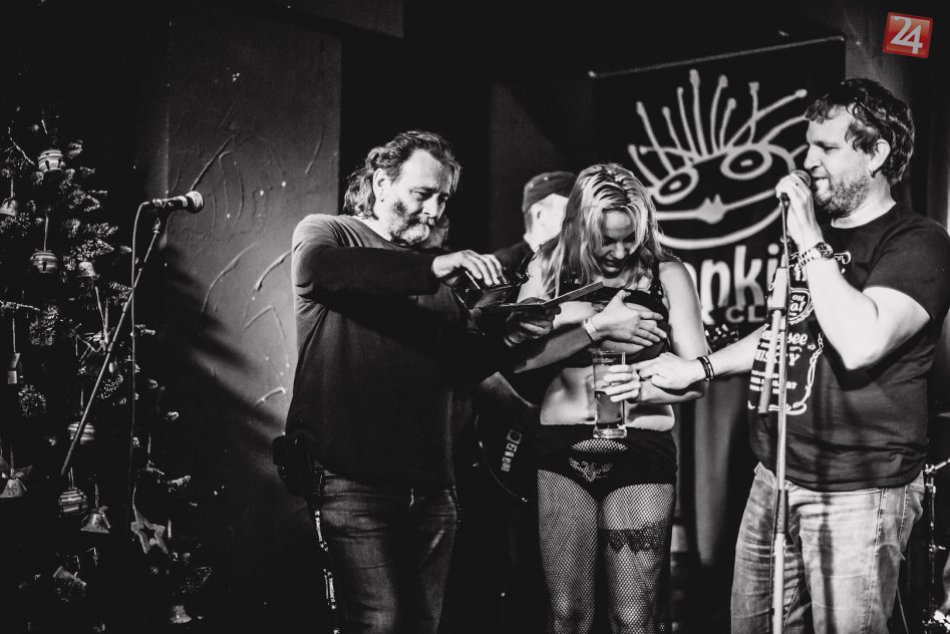 Ilustračný obrázok k článku Krst albumu nitrianskej skupiny skončil nečakane: Nechýbali prsia modelky, bubeníkovi praskli nervy