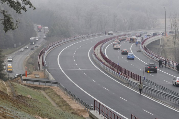 Ilustračný obrázok k článku Vodiči sa dočkali a už konečne môžu jasať: Pri Prešove uviedli do prevádzky dlhoočakávaný diaľničný úsek D1! FOTO